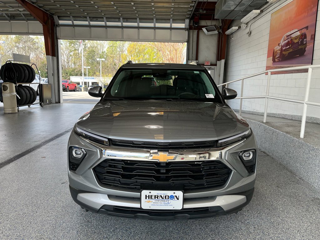 Used 2025 Chevrolet TrailBlazer LT FWD image 2