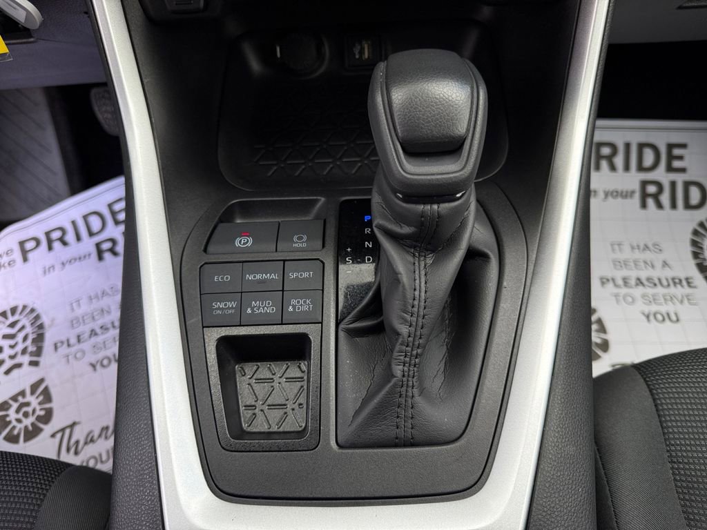 Used 2025 Toyota RAV4 LE AWD/4WD image 17