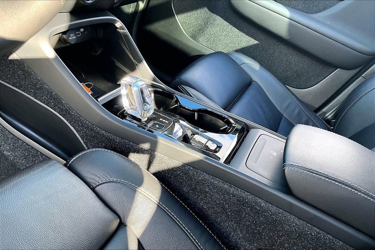 Used 2023 Volvo XC40 B5 Plus w/ Driver Assist Package image 18