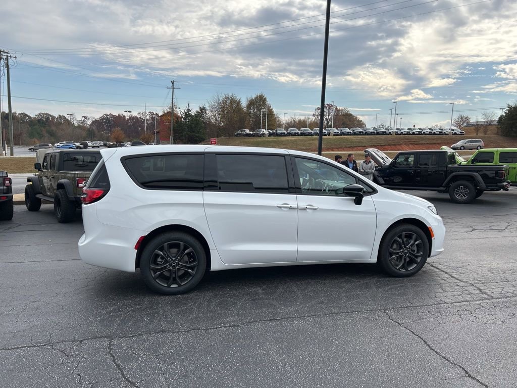 New 2026 Chrysler Pacifica Select AWD/4WD image 8