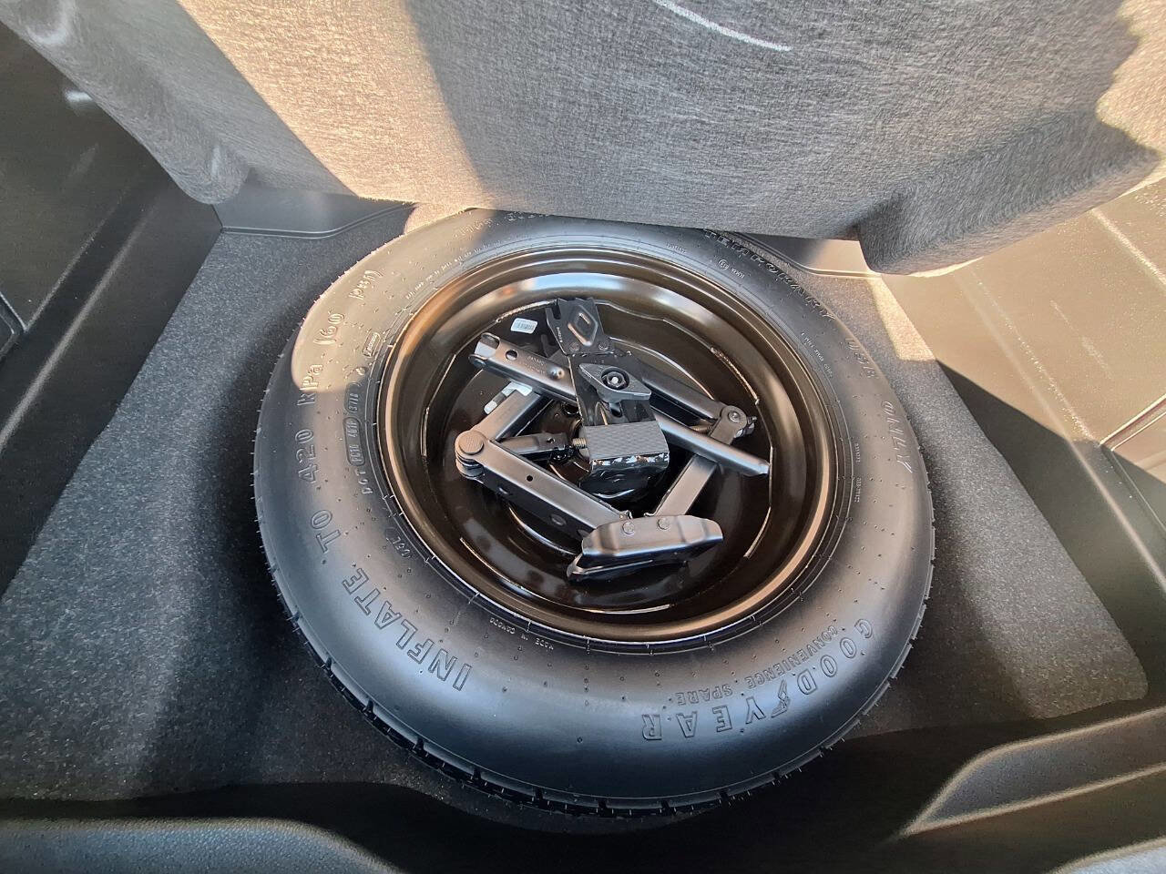 Used 2019 Jeep Cherokee Limited image 24