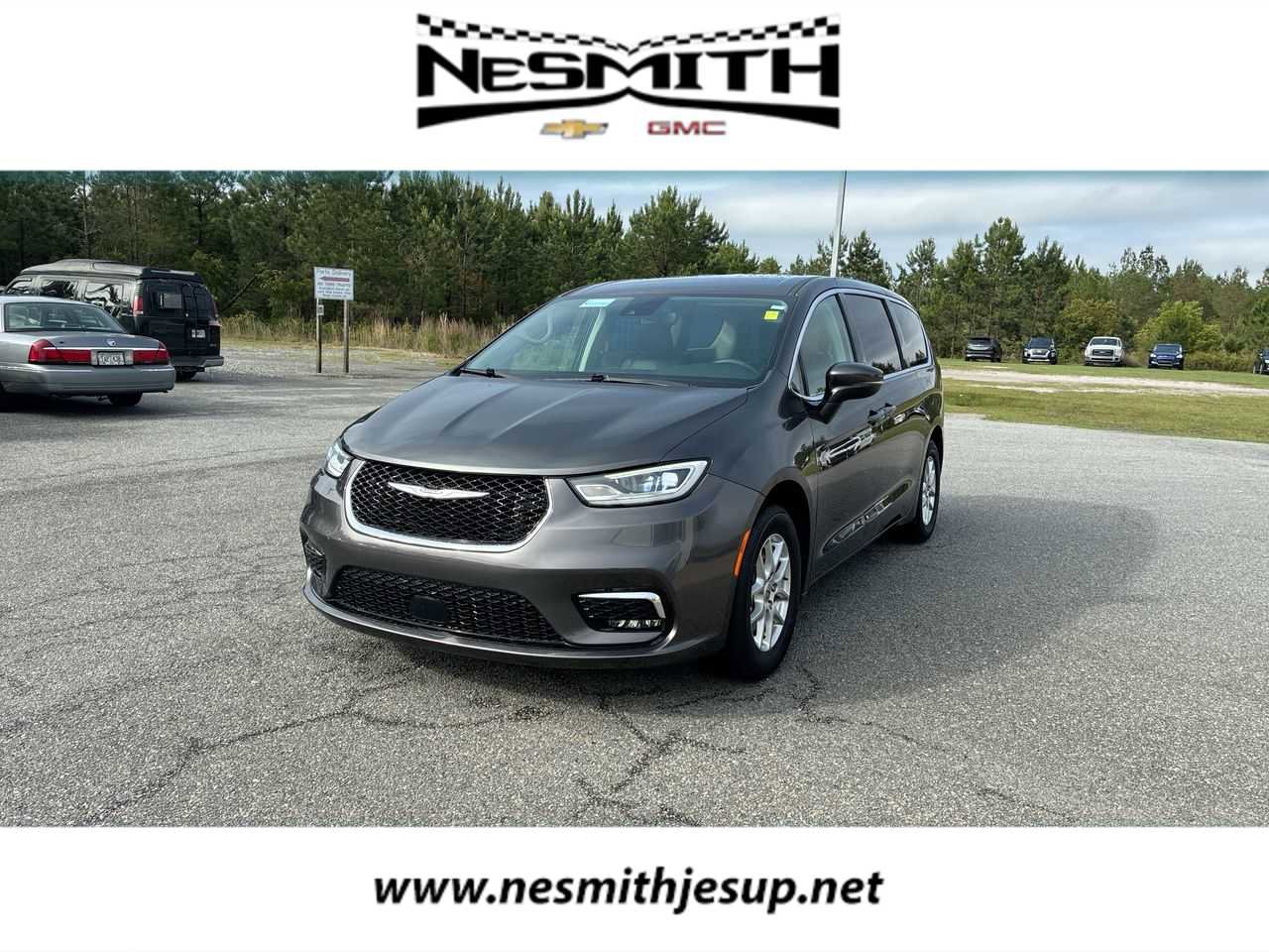 Used 2023 Chrysler Pacifica Touring-L FWD image 1