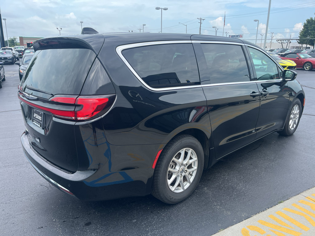 Used 2024 Chrysler Pacifica Touring-L FWD image 7