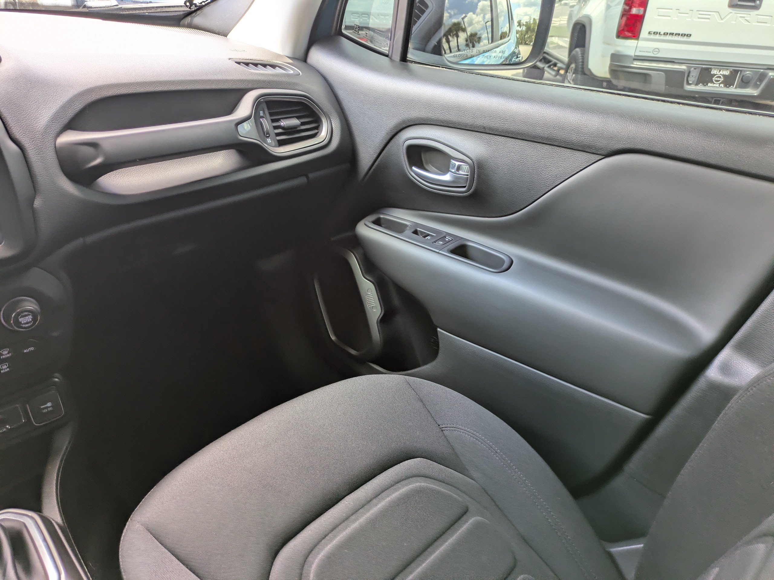 Used 2022 Jeep Renegade Latitude AWD/4WD image 18