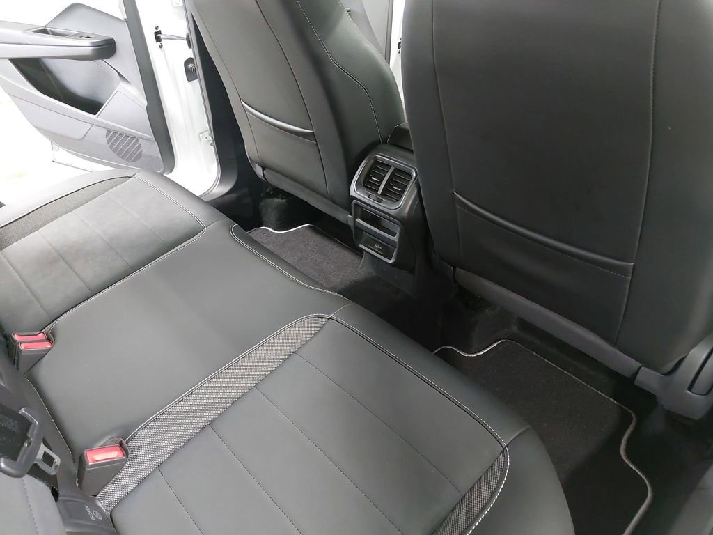 Used 2023 Volkswagen Taos SE w/ Panoramic Sunroof Package image 11