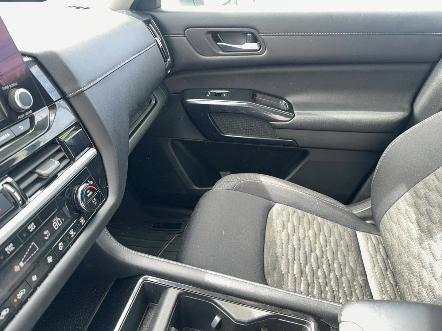 Used 2022 Nissan Pathfinder SV AWD/4WD image 23