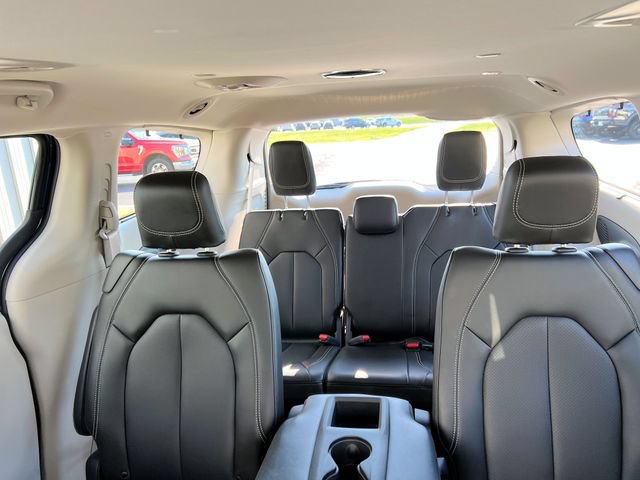 Used 2023 Chrysler Pacifica Touring-L w/ Uconnect Theater Family Group FWD image 13