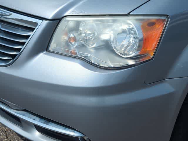 Used 2014 Chrysler Town & Country Touring FWD image 11