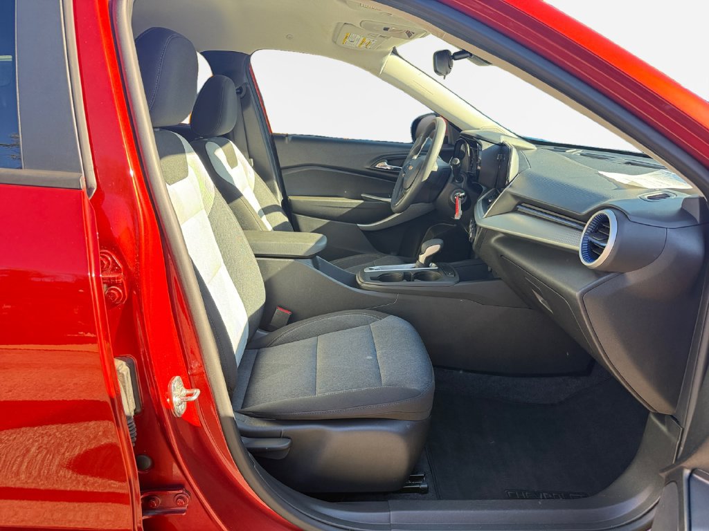 Used 2024 Chevrolet Trax LS w/ LS Convenience Package FWD image 25