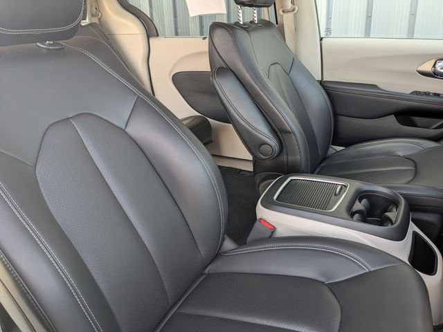 Used 2023 Chrysler Pacifica Touring-L image 31