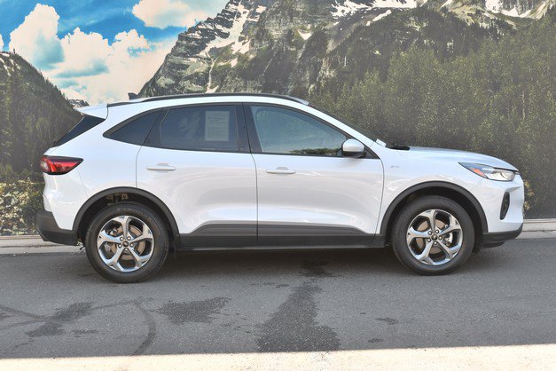 Used 2025 Ford Escape ST-Line Select AWD/4WD image 2
