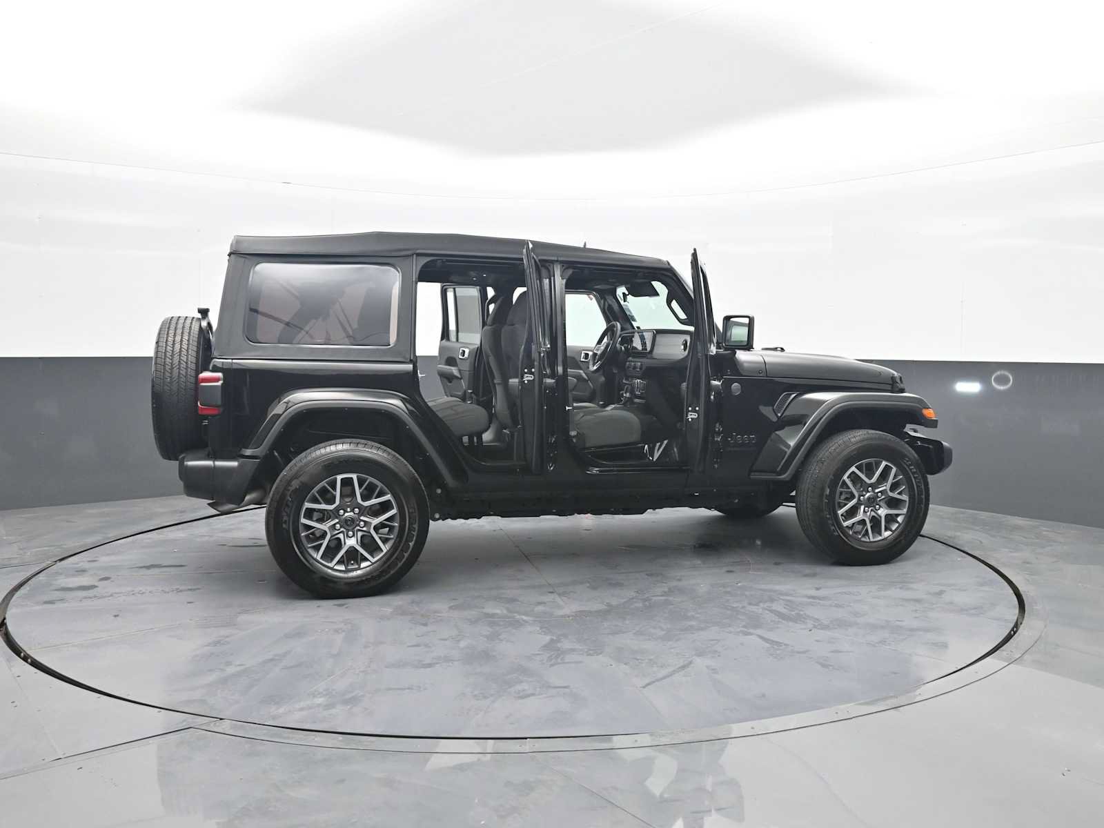 Used 2025 Jeep Wrangler Unlimited Sahara AWD/4WD image 42