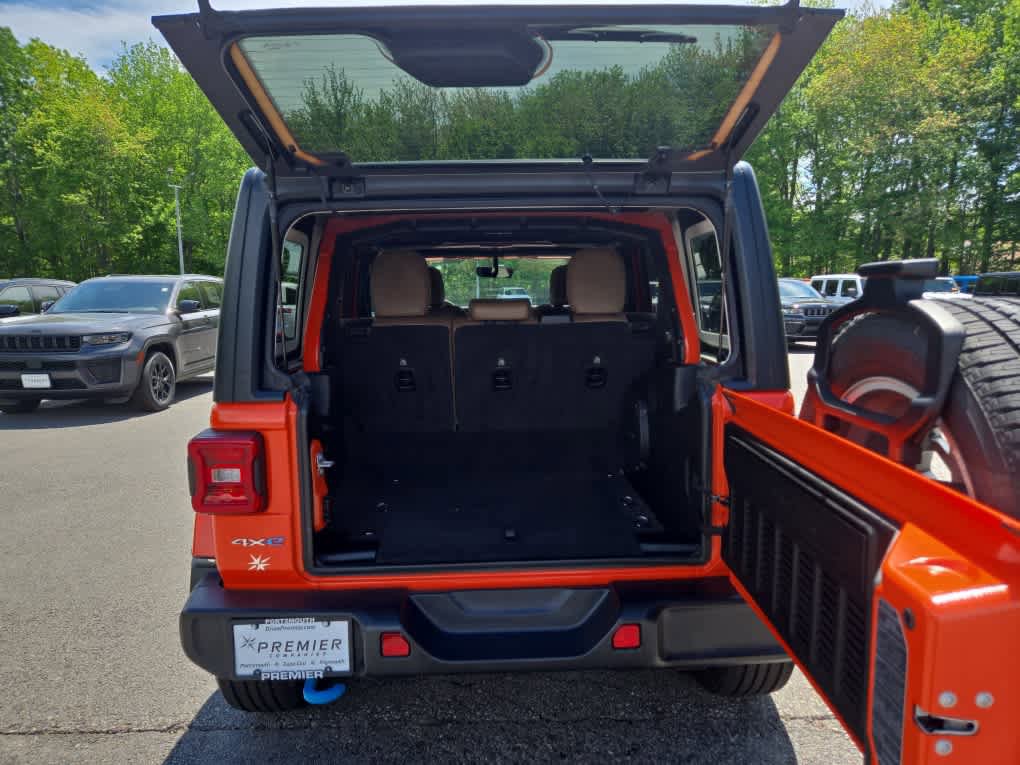 New 2023 Jeep Wrangler Unlimited Sahara w/ Cold Weather Group AWD/4WD image 32