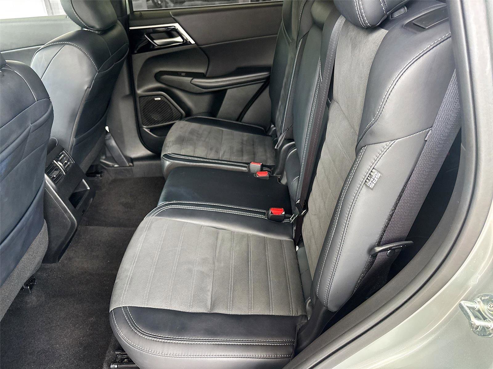 Used 2025 Mitsubishi Outlander SE FWD image 25