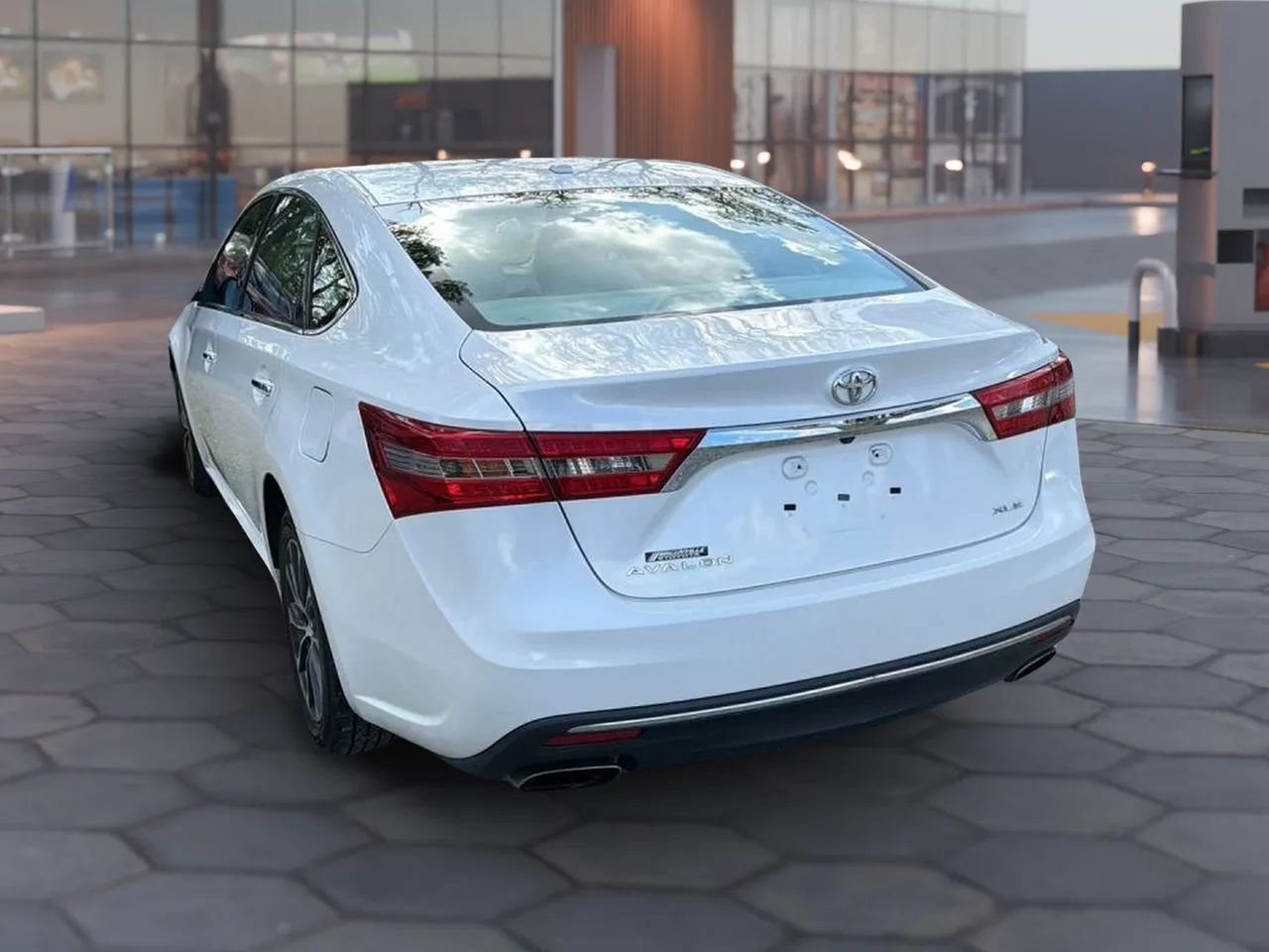 Used 2017 Toyota Avalon XLE FWD image 8