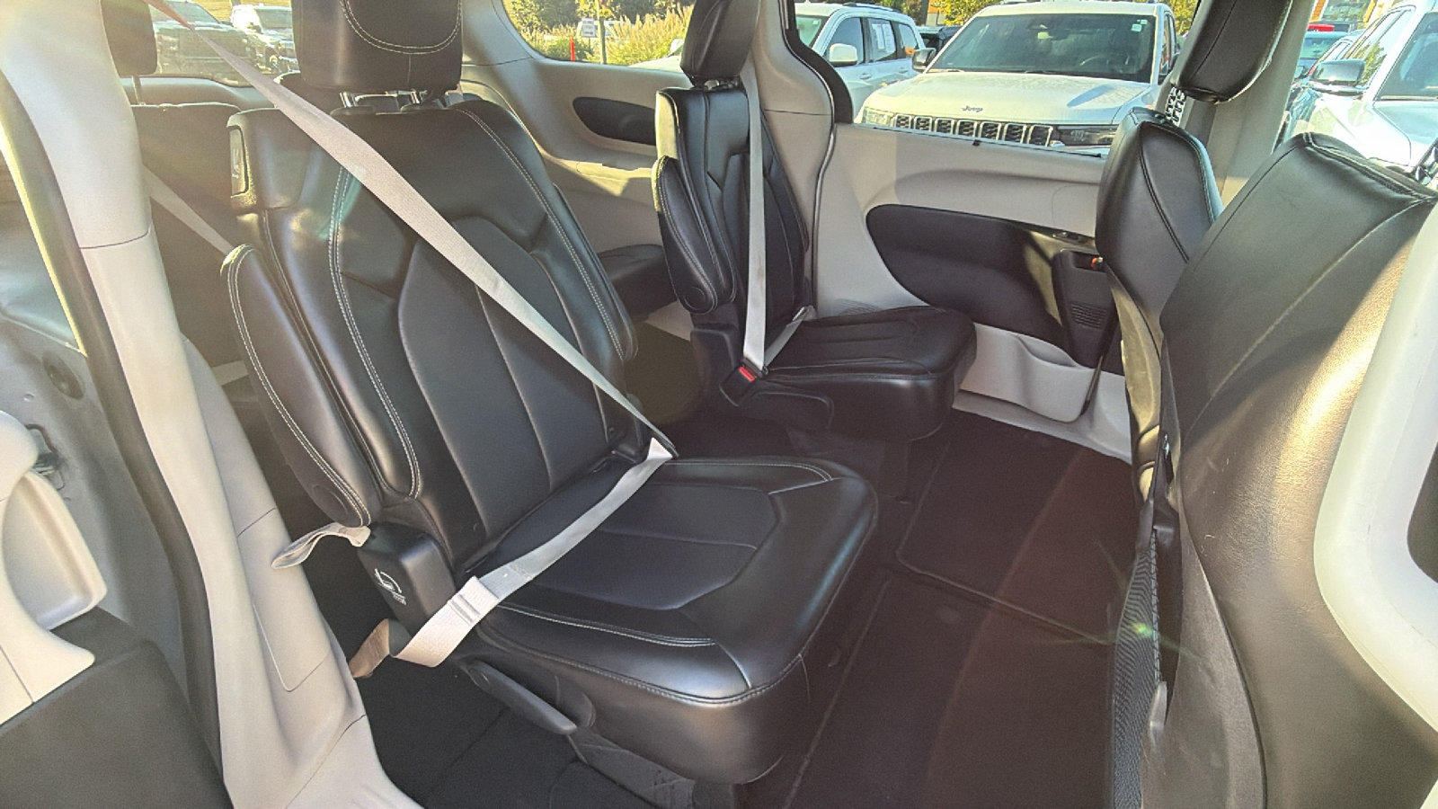 Used 2024 Chrysler Pacifica Touring-L FWD image 20