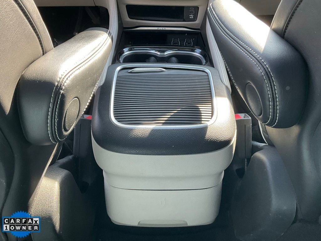 Used 2022 Chrysler Pacifica Limited w/ Uconnect Theater Family Group image 39
