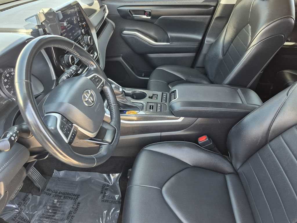 Used 2022 Toyota Highlander XLE AWD/4WD image 11