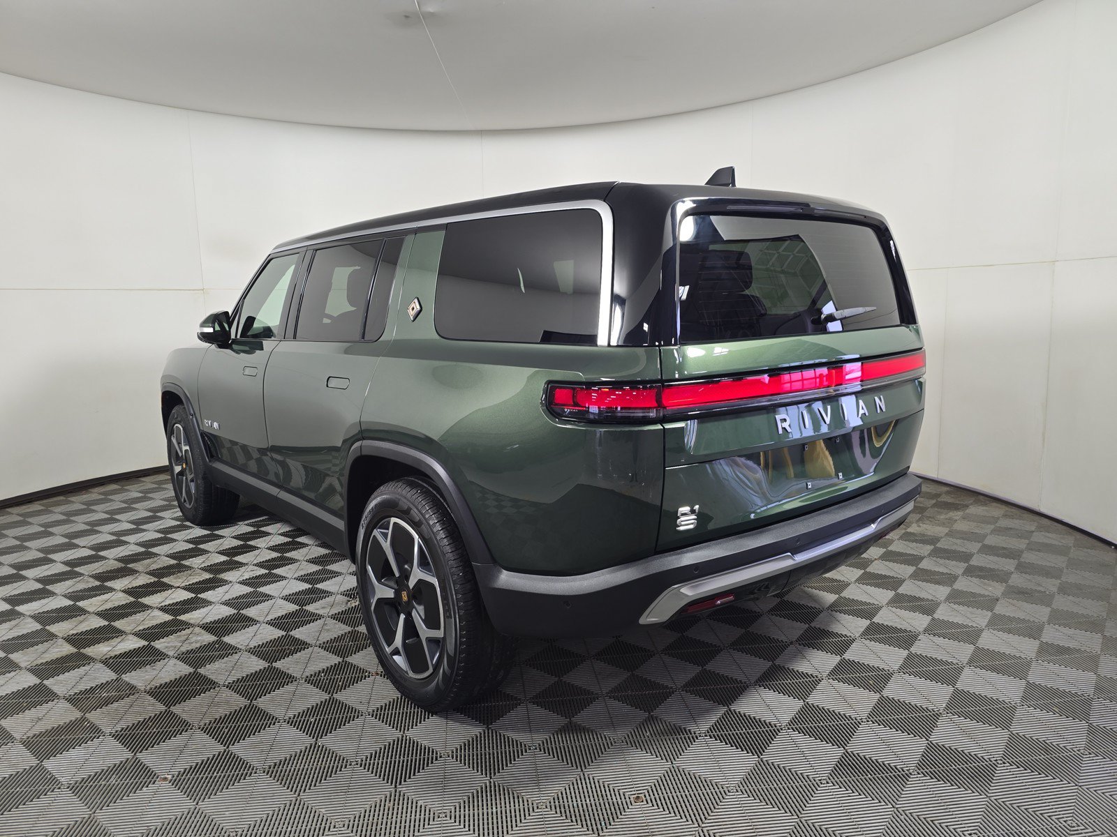 Used 2024 Rivian R1S Adventure AWD/4WD image 3