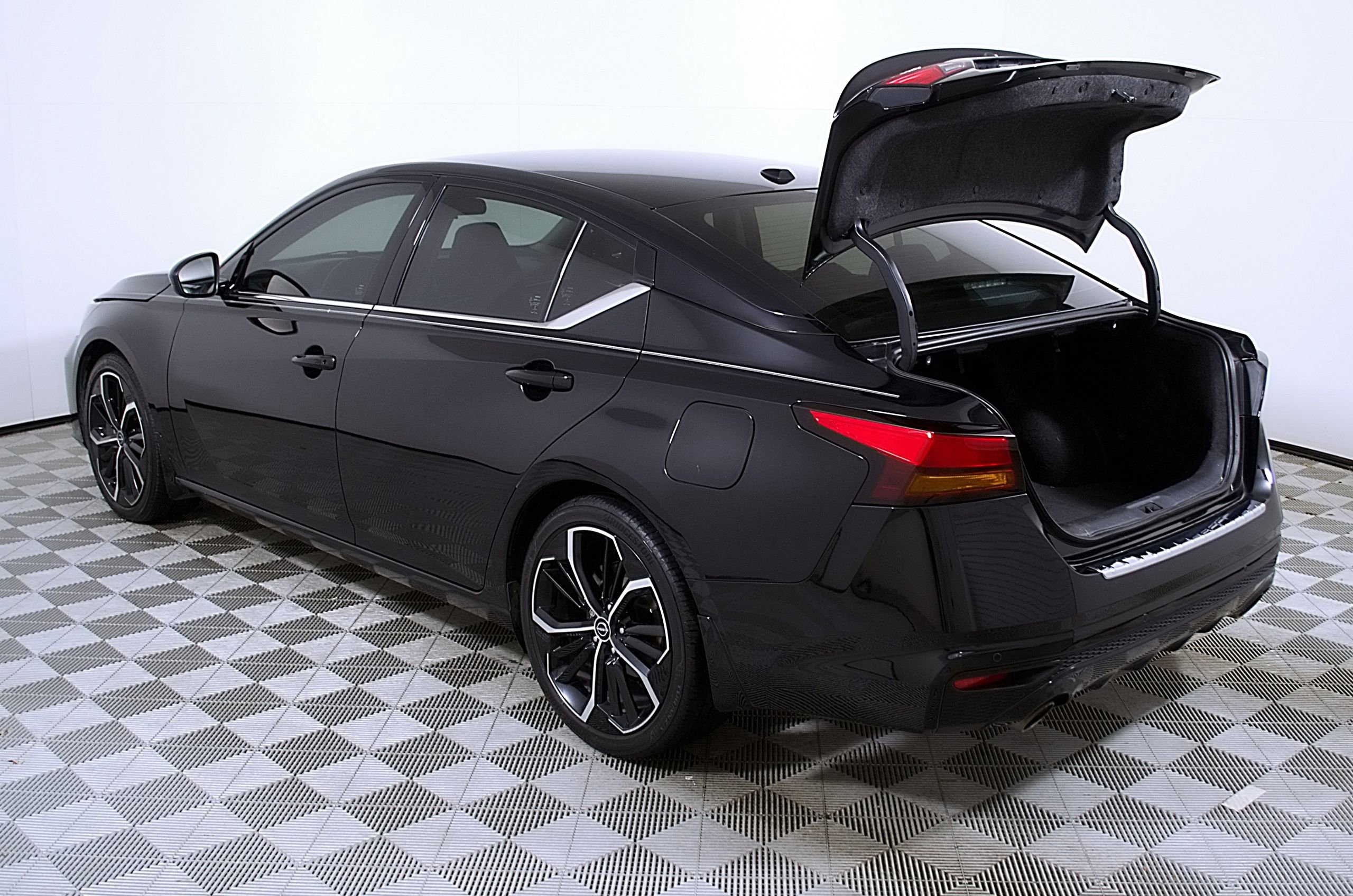 Used 2023 Nissan Altima 2.5 SR image 10