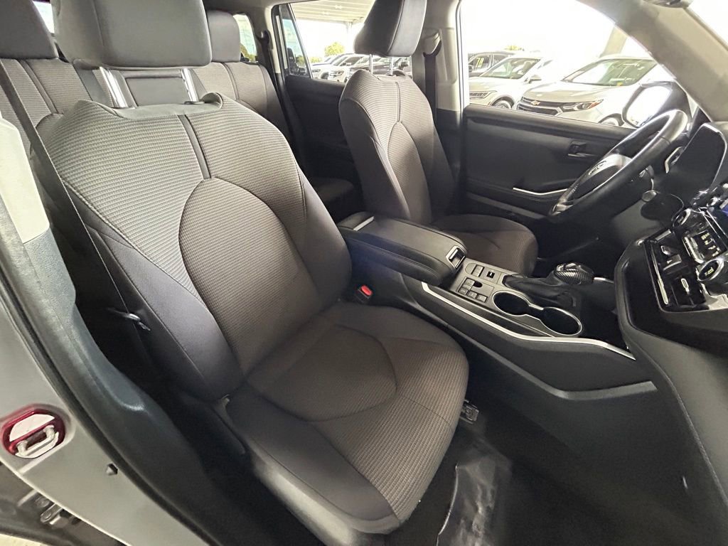 Used 2023 Toyota Highlander LE image 32