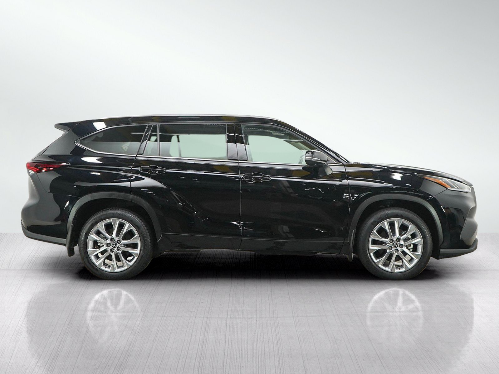 Used 2024 Toyota Highlander Limited AWD/4WD image 6