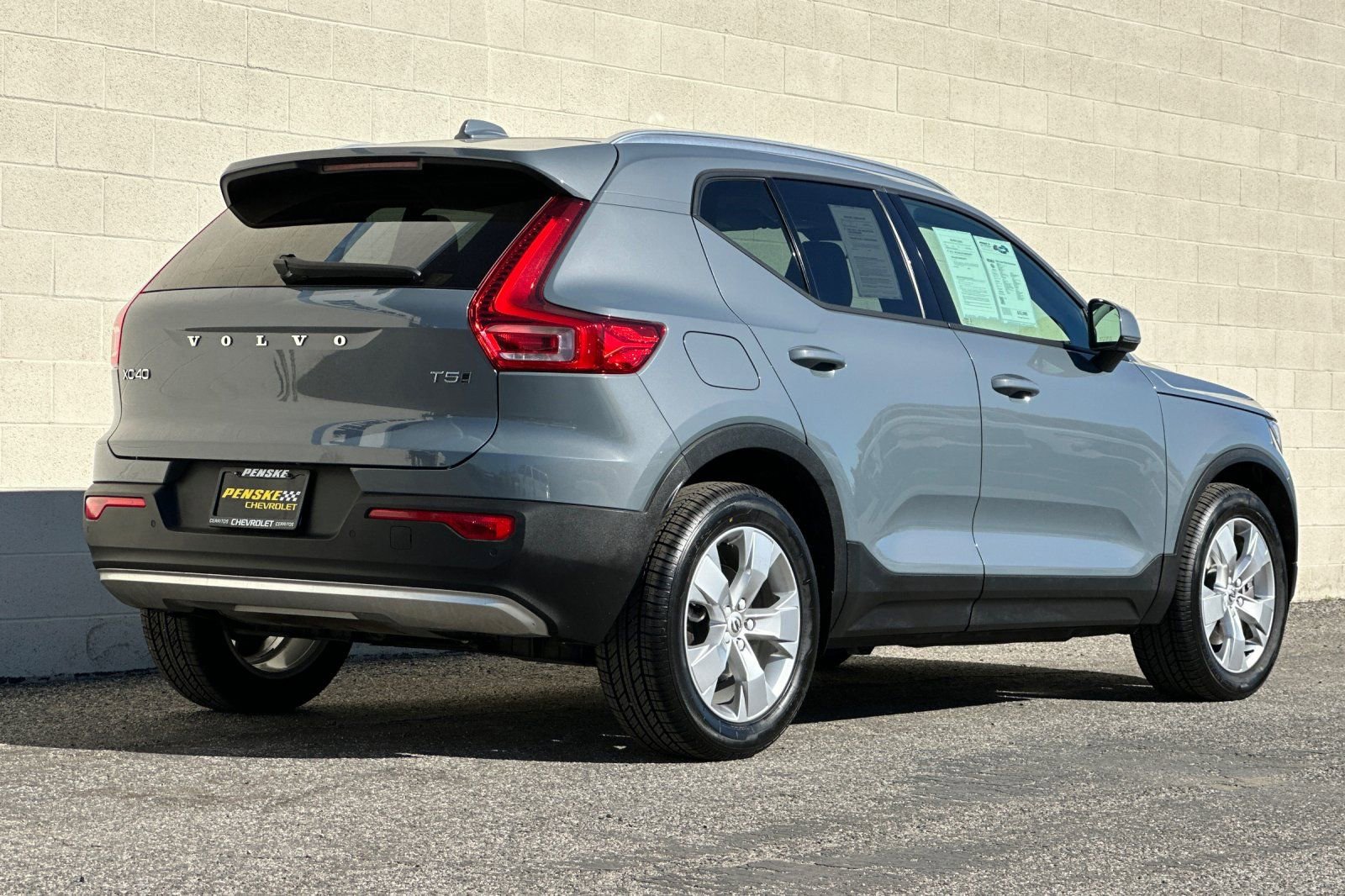 Used 2021 Volvo XC40 T5 Momentum w/ Premium Package image 4