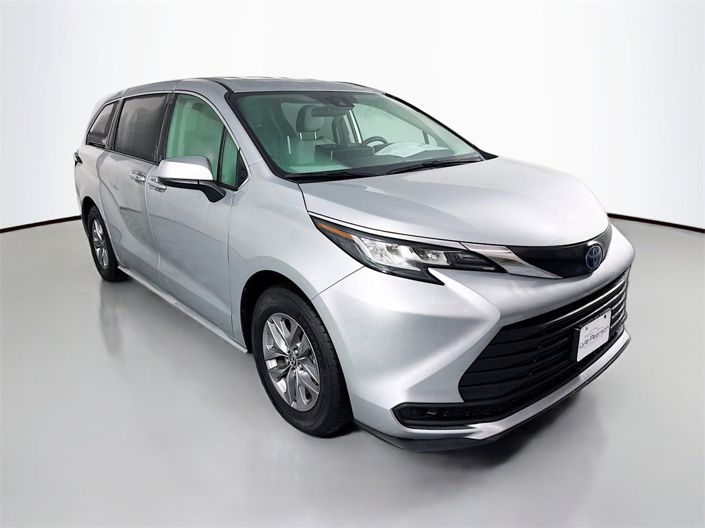 Used 2022 Toyota Sienna LE image 7