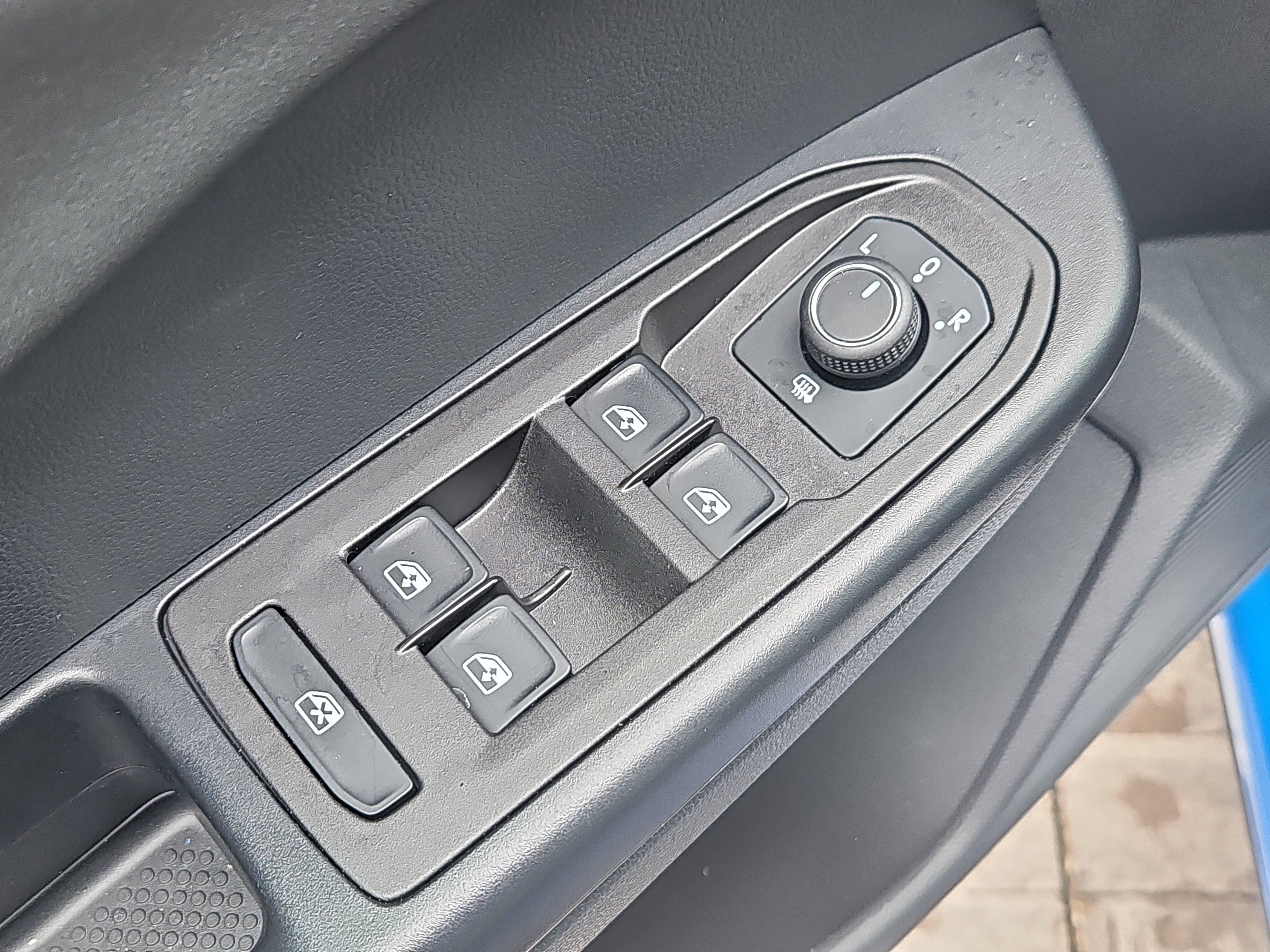 Certified 2025 Volkswagen Taos SE image 20