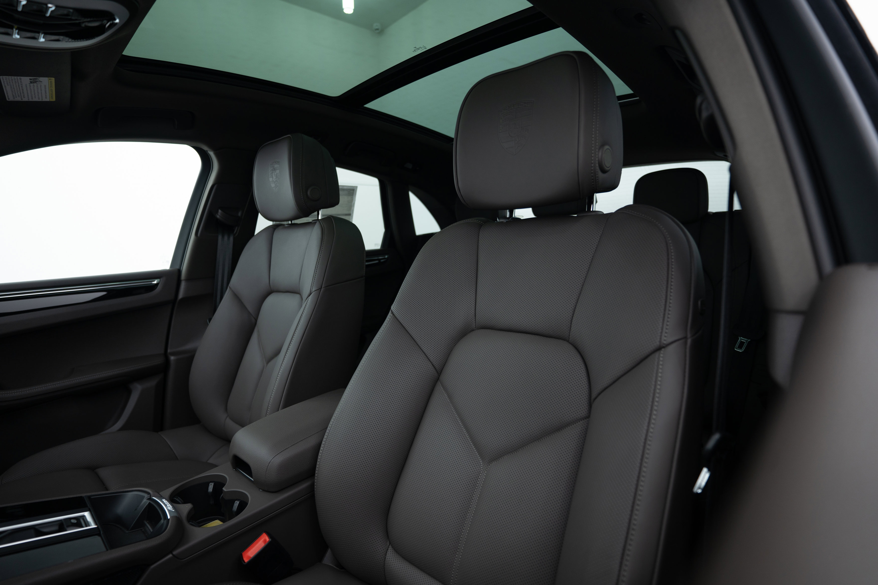 Certified 2025 Porsche Macan image 18