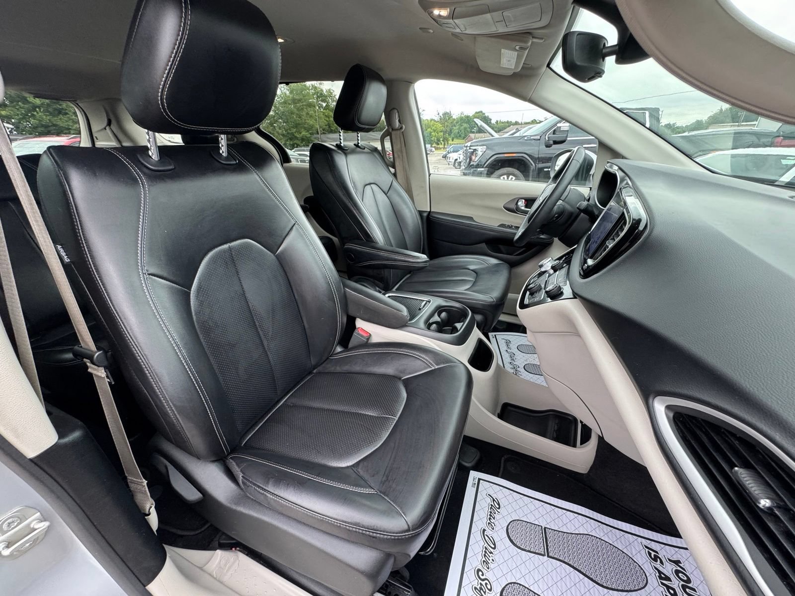 Used 2023 Chrysler Pacifica Touring-L FWD image 33