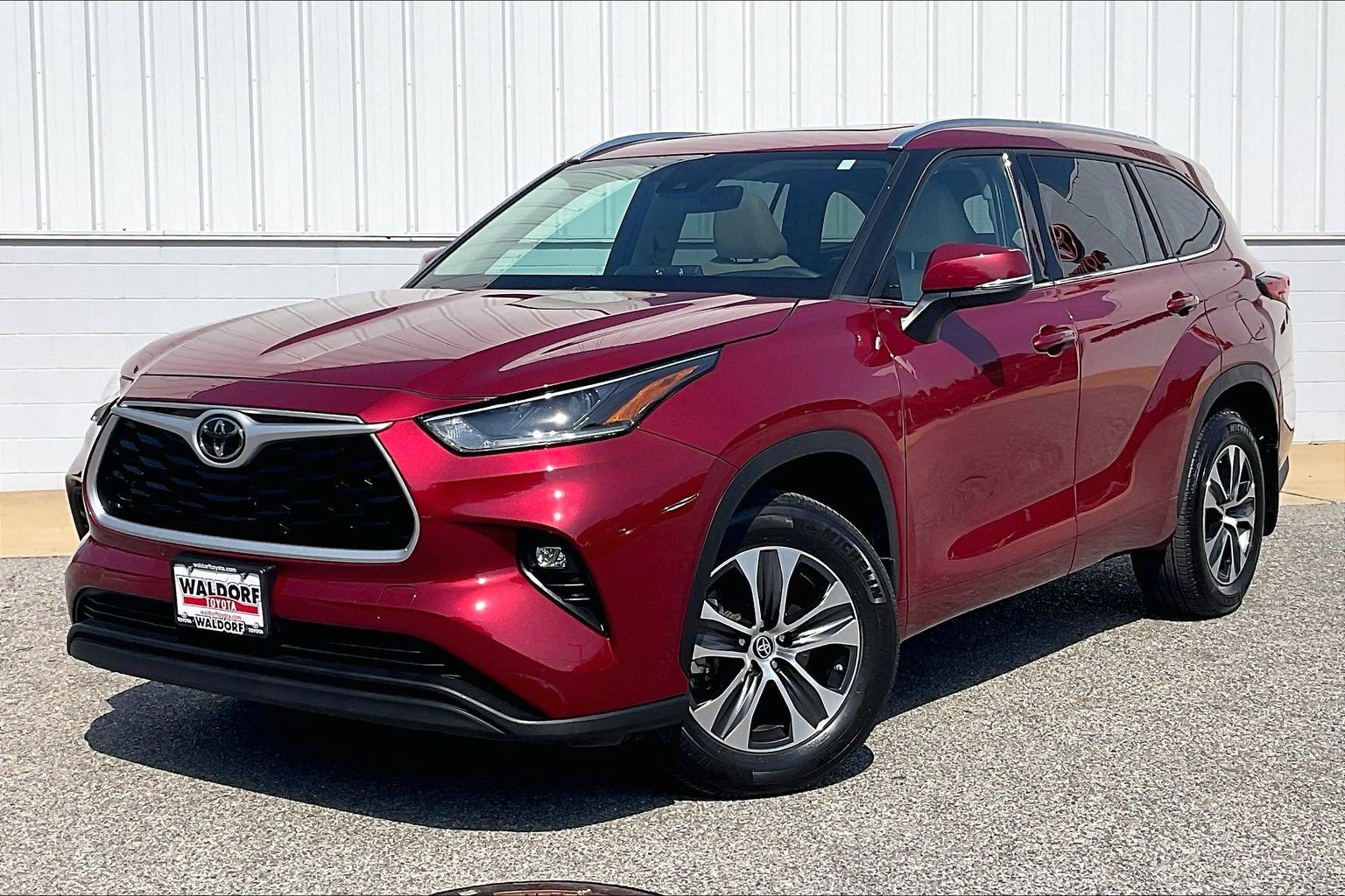 Used 2021 Toyota Highlander XLE AWD/4WD image 2