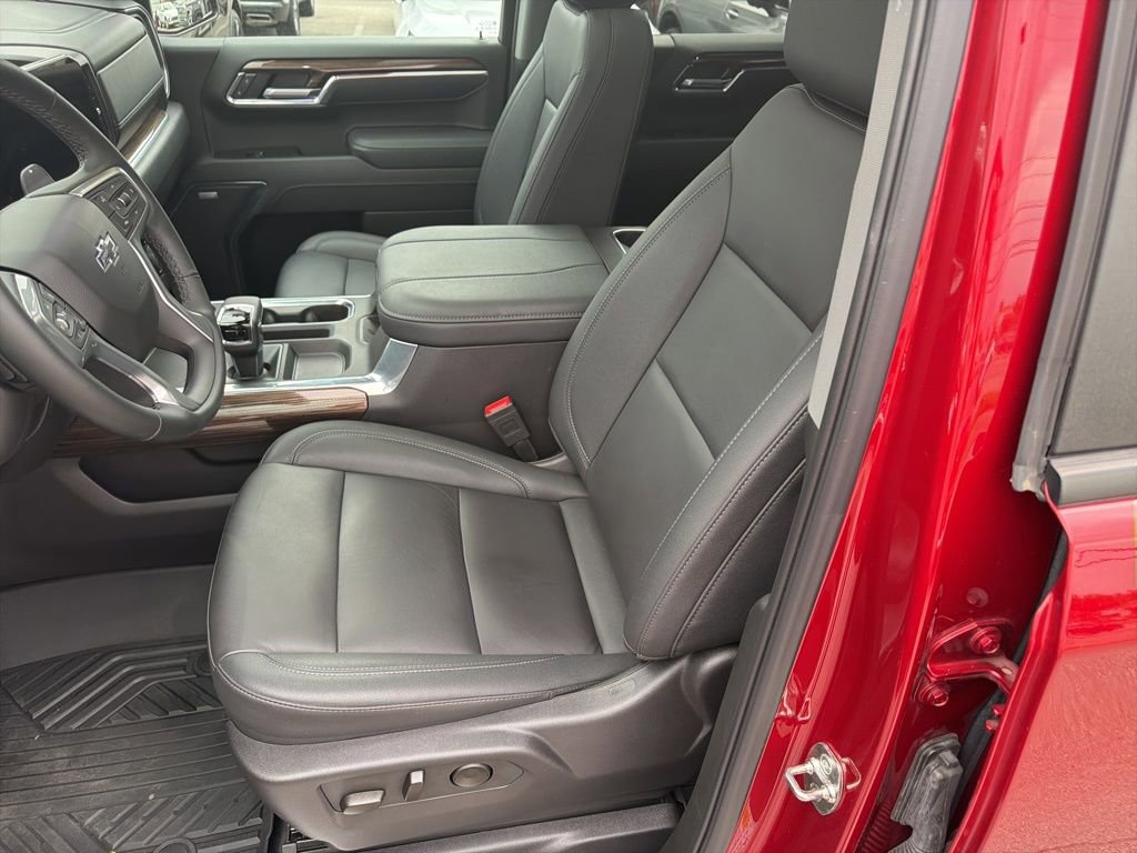 Used 2025 Chevrolet Silverado 1500 LT Trail Boss w/ Convenience Package II AWD/4WD image 7