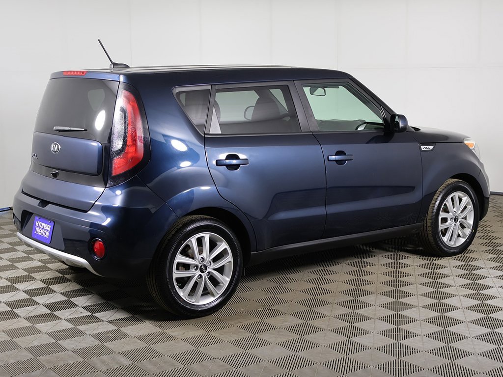Used 2017 Kia Soul + image 7