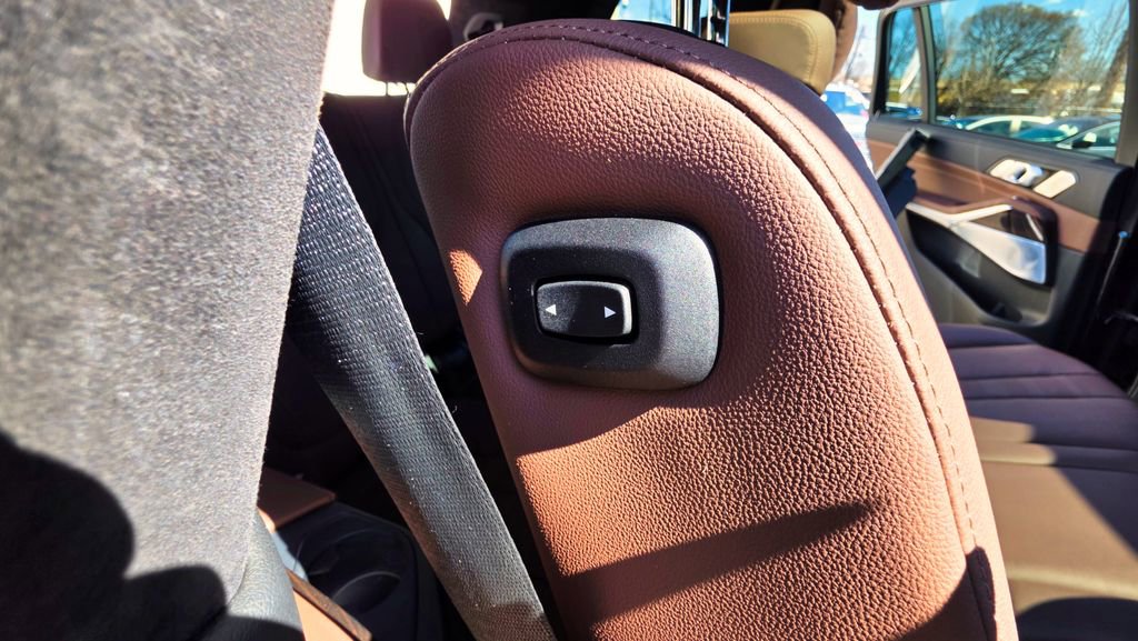 Used 2021 BMW X7 M50i w/ Dynamic Handling Package image 37