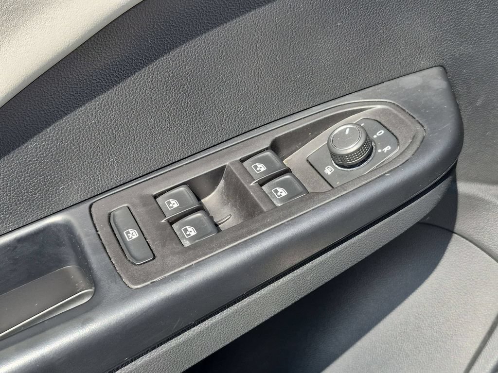 Used 2025 Volkswagen Taos SE AWD/4WD image 13
