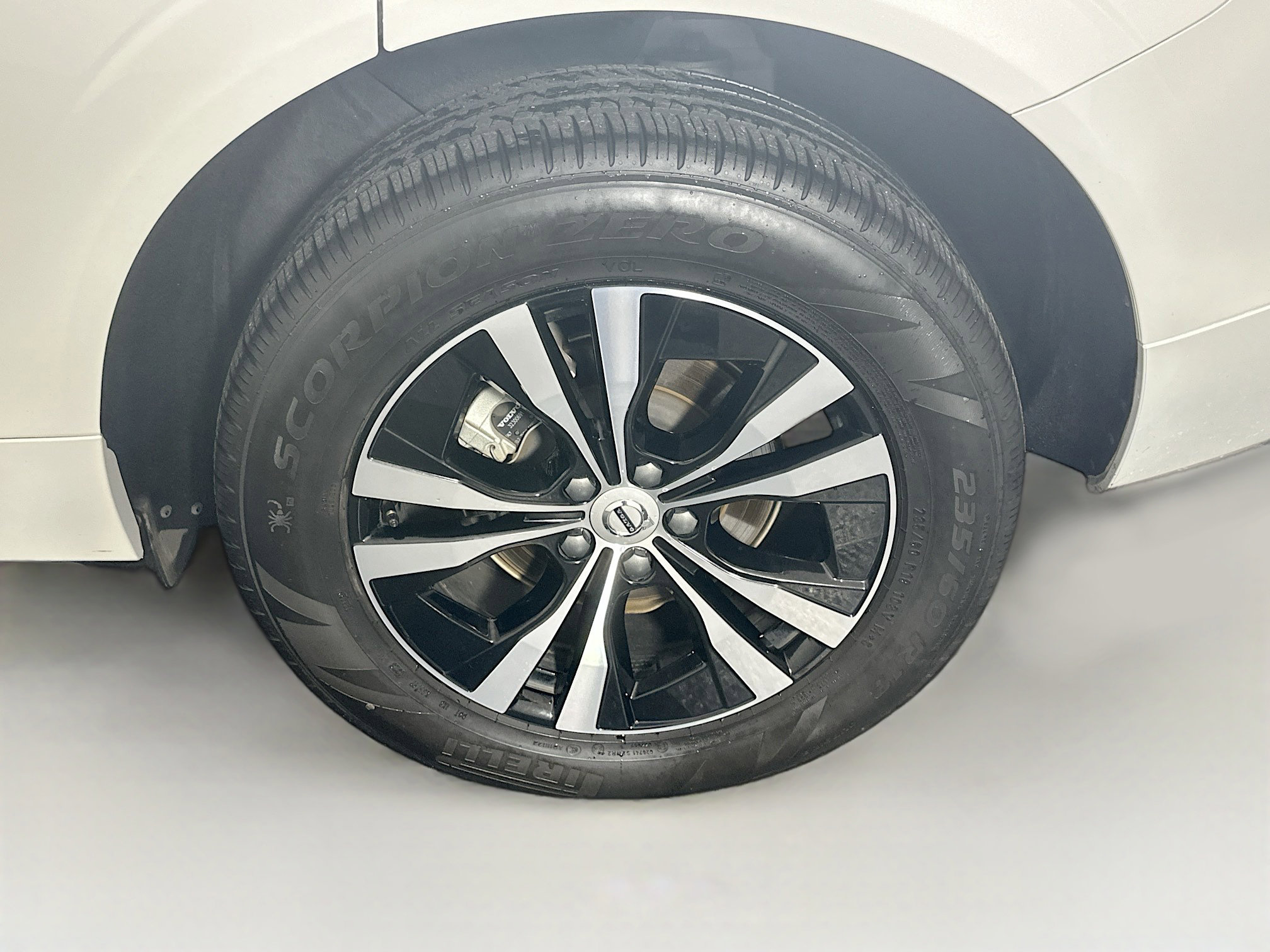 Used 2024 Volvo XC60 B5 Core image 11