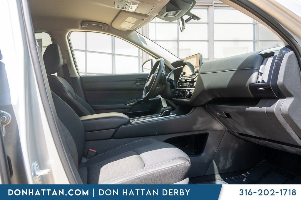 Used 2025 Nissan Pathfinder SV FWD image 23