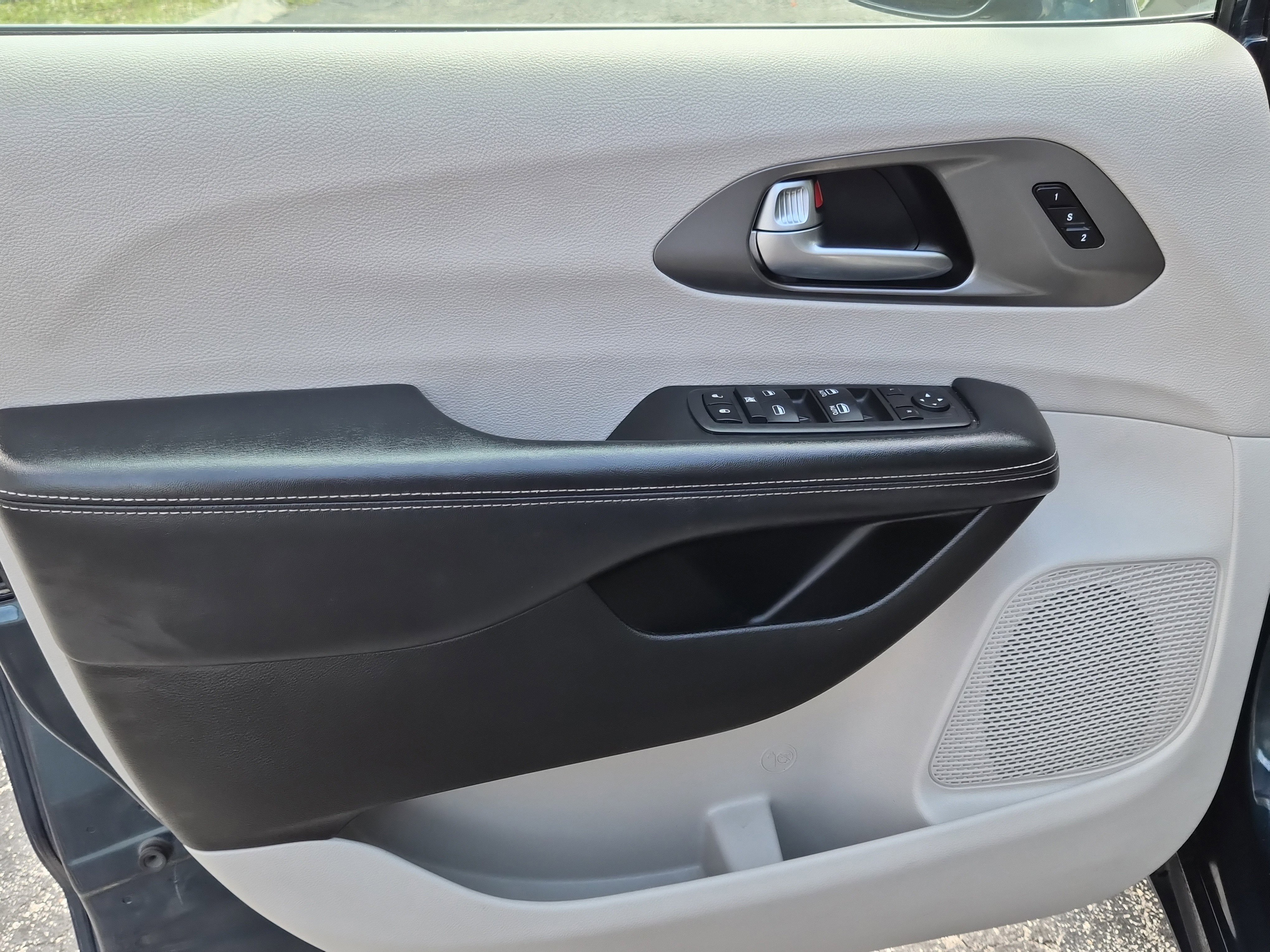 Used 2022 Chrysler Pacifica Touring-L image 16