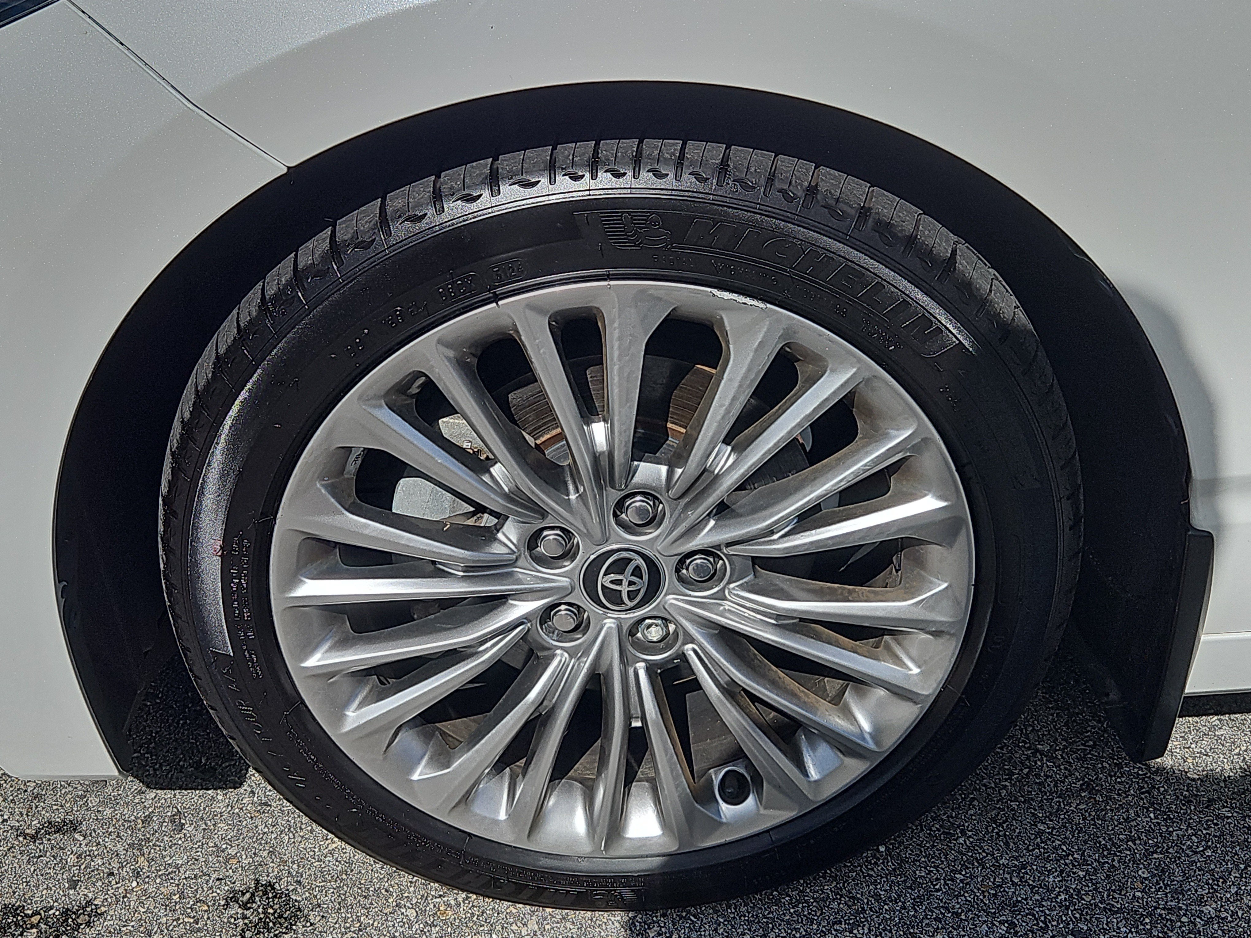 Used 2020 Toyota Avalon Limited w/ Advanced Safety Package FWD image 4