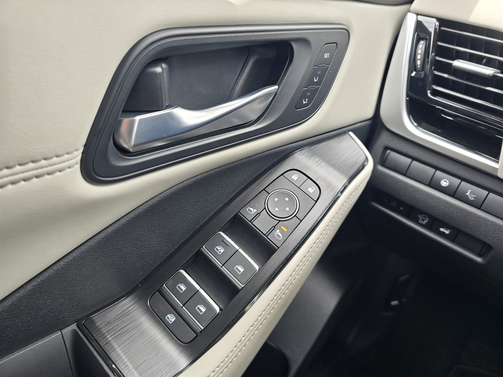 Certified 2025 Nissan Rogue SL w/ Tech Package FWD image 23