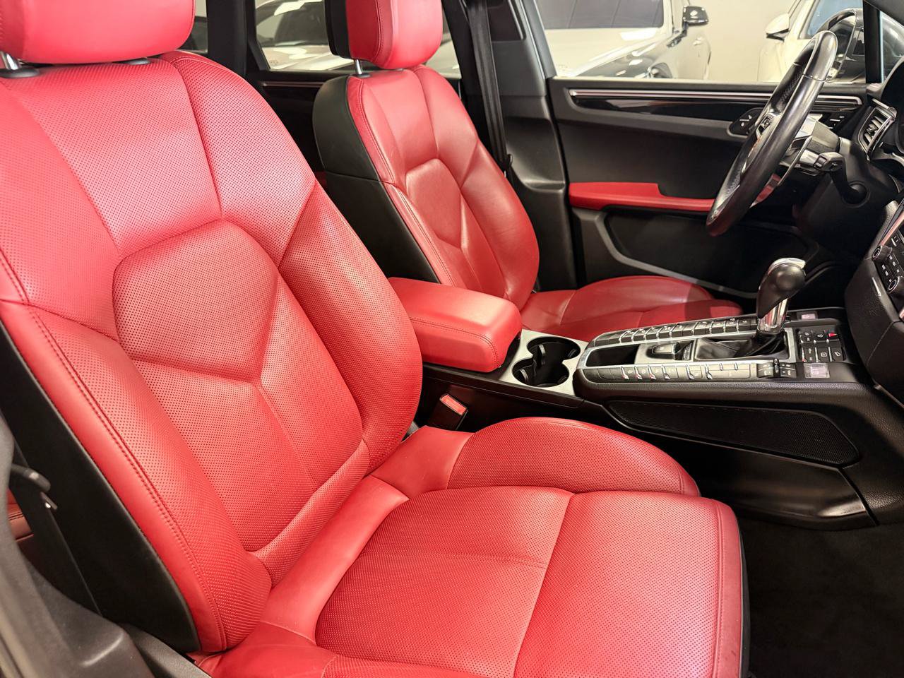 Used 2018 Porsche Macan AWD/4WD image 20