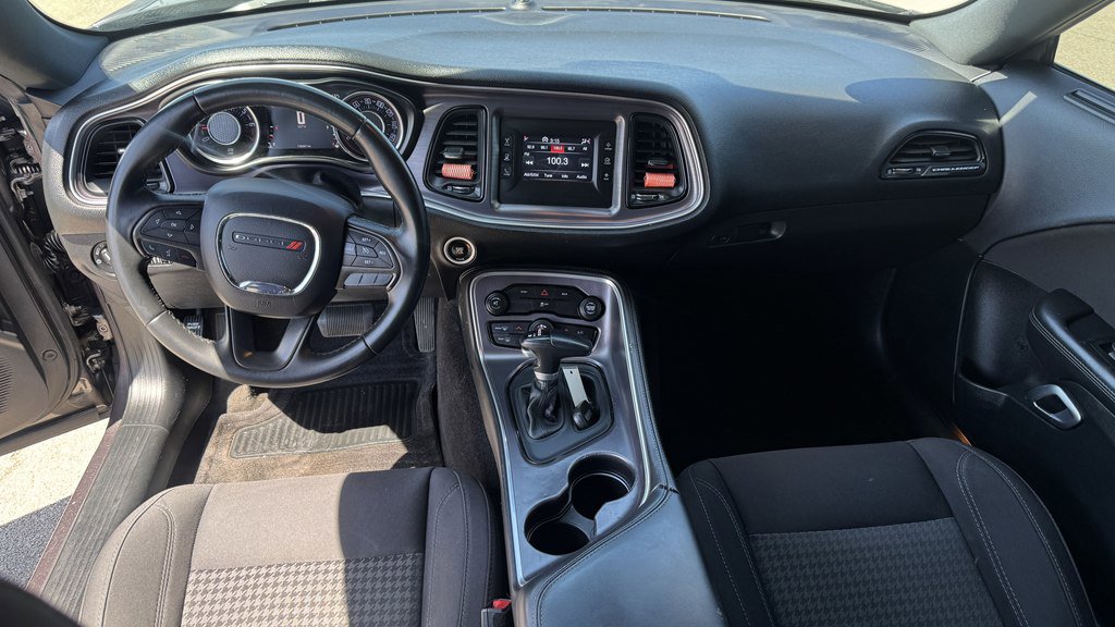 Used 2015 Dodge Challenger SXT RWD image 21