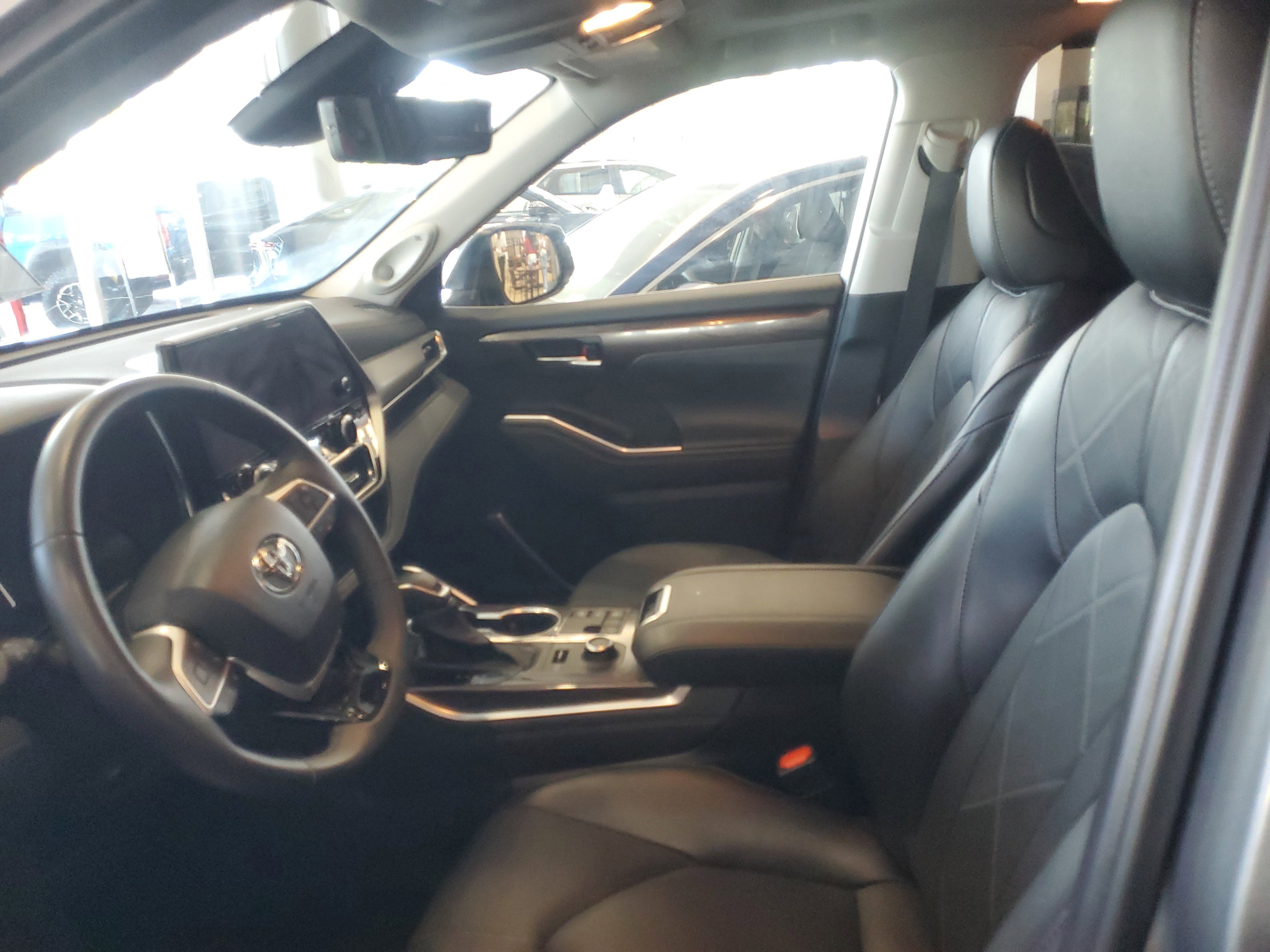 Certified 2025 Toyota Highlander Platinum AWD/4WD image 13