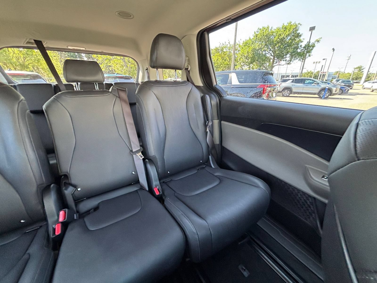 Used 2026 Kia Carnival FWD image 40