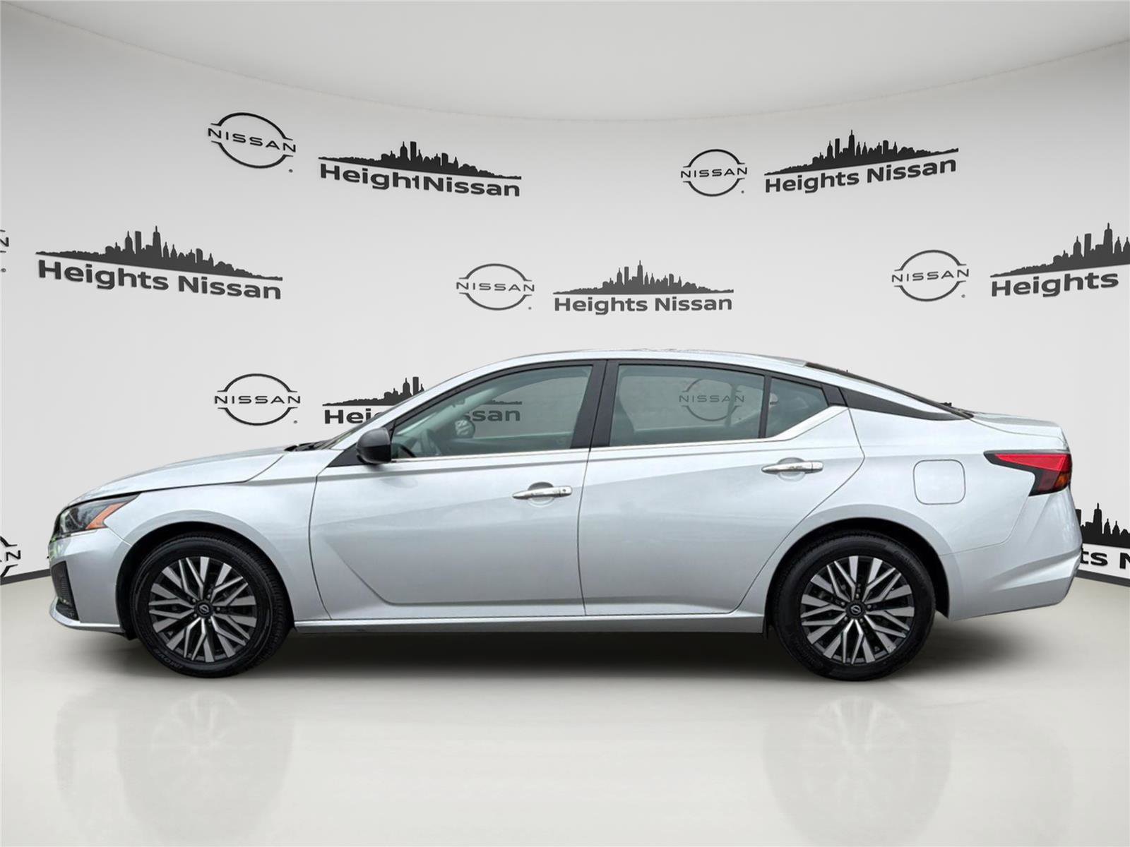 Used 2024 Nissan Altima 2.5 SV image 2