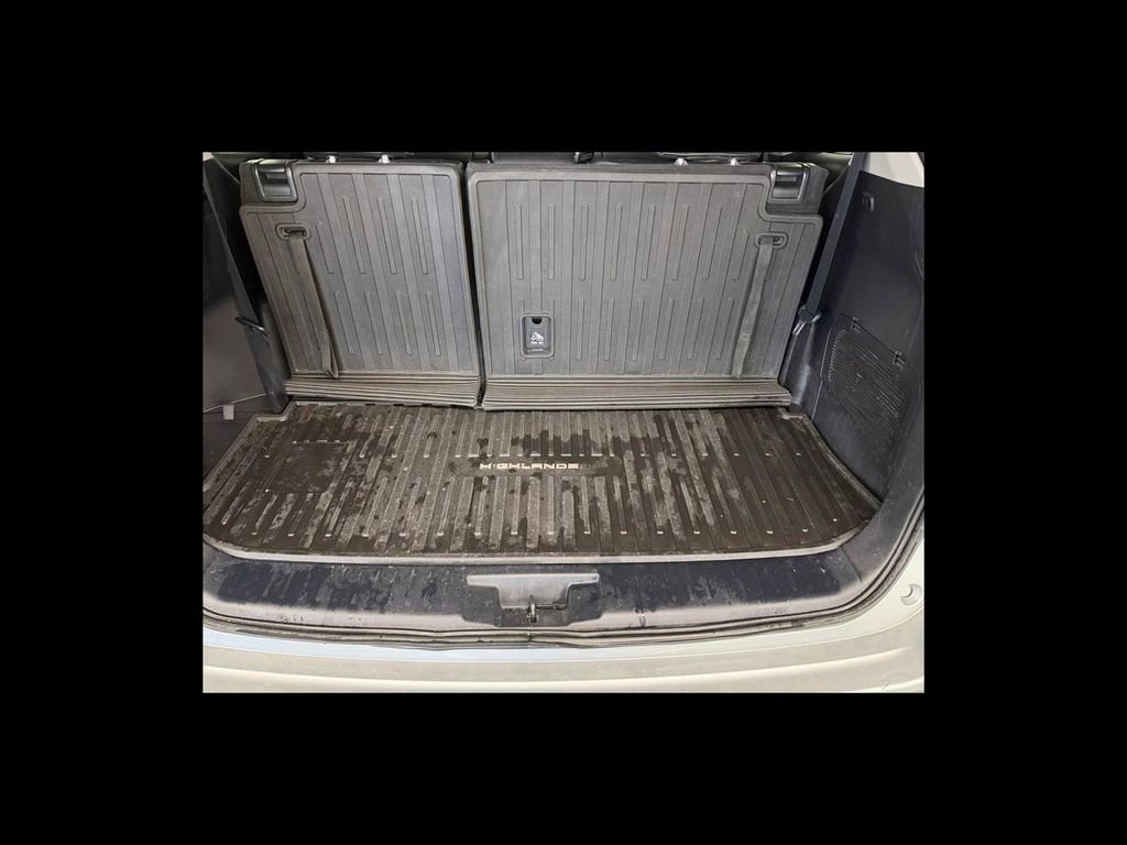 Used 2021 Toyota Highlander XLE AWD/4WD image 20