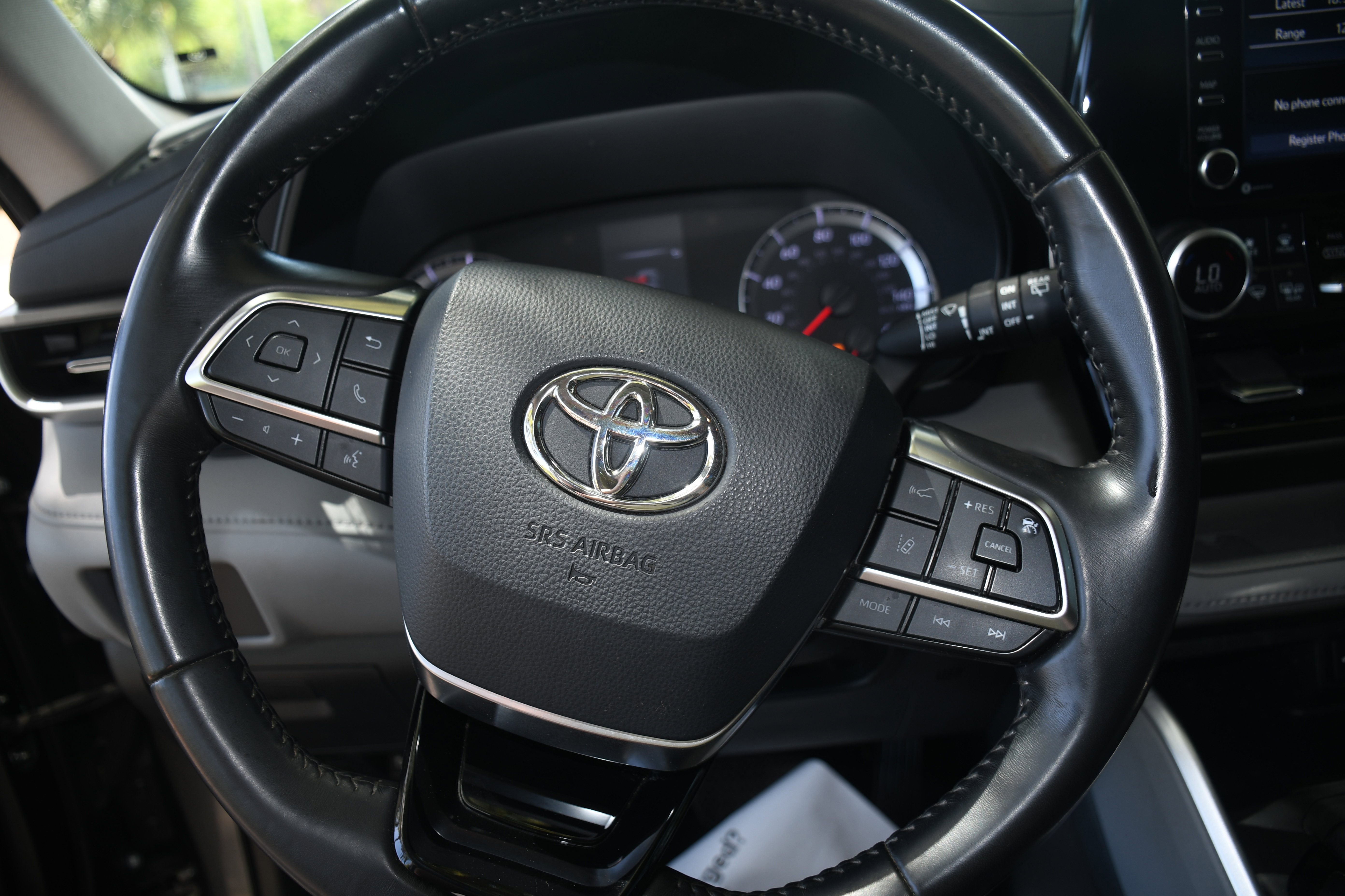 Used 2021 Toyota Highlander LE AWD/4WD image 12