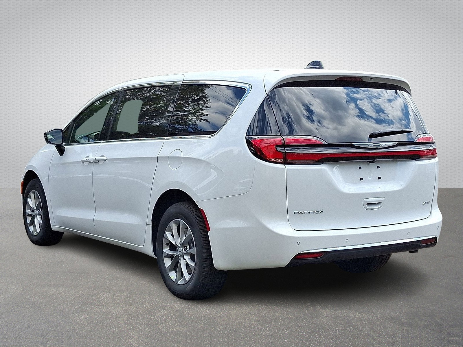 New 2026 Chrysler Pacifica Select image 4