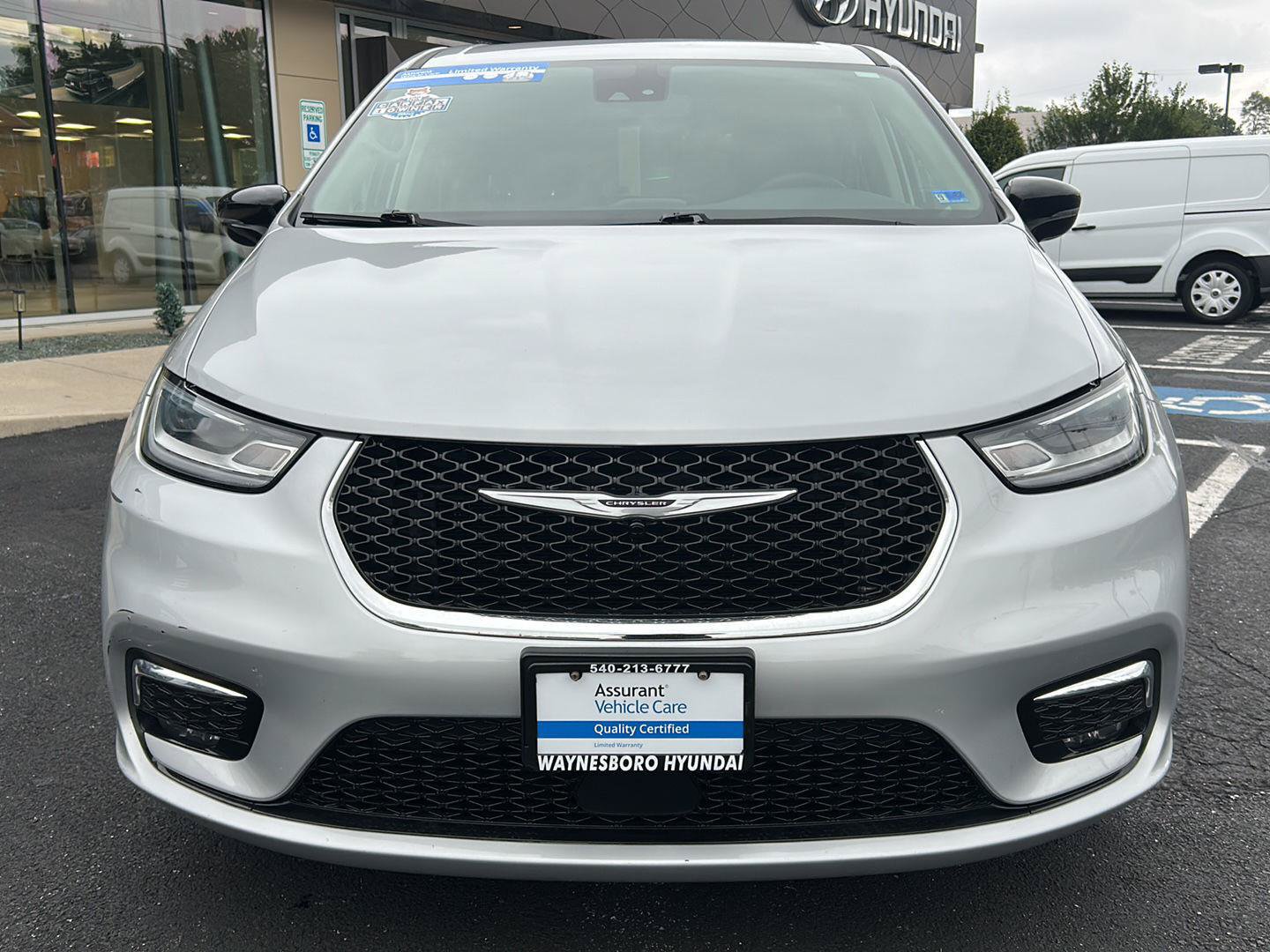 Used 2024 Chrysler Pacifica Limited FWD image 16